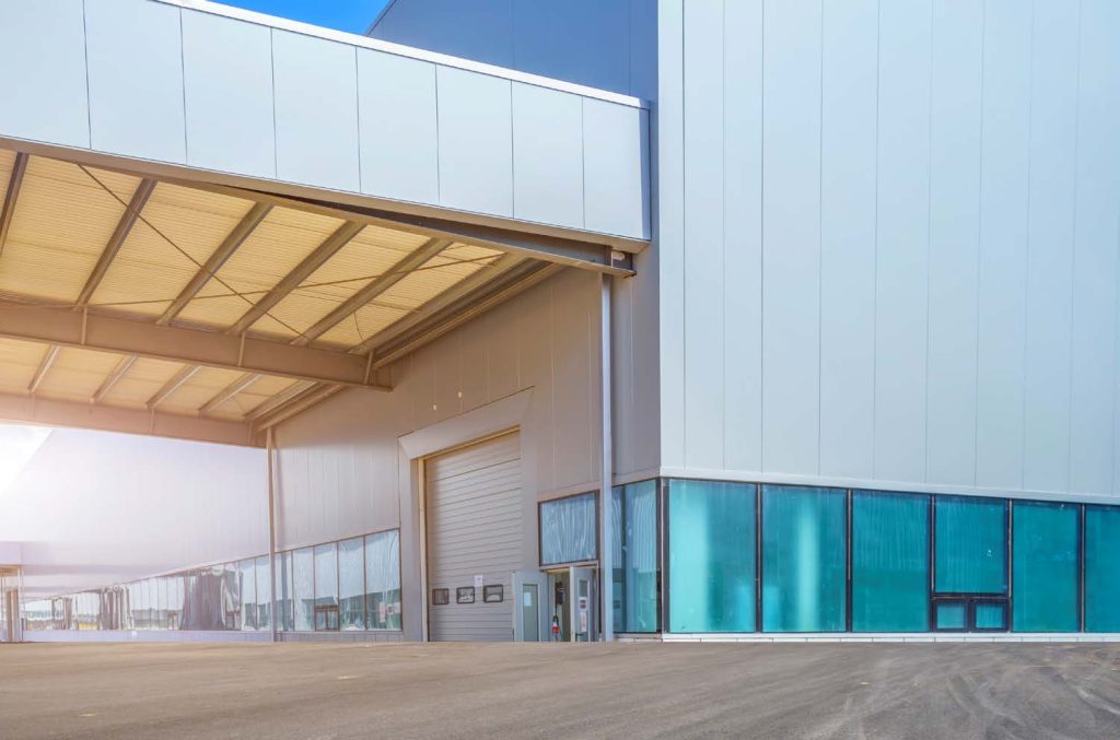 Façade d'une plateforme logistique avec une porte de quai