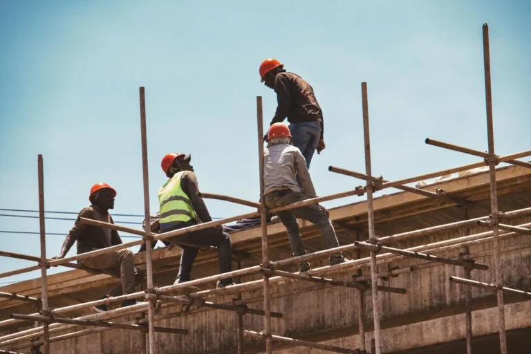 Ouvriers casqués sur un échafaudage de chantier