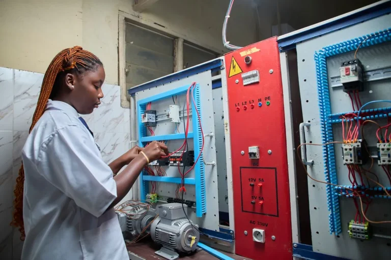 Technicienne intervenant sur une armoire électrique