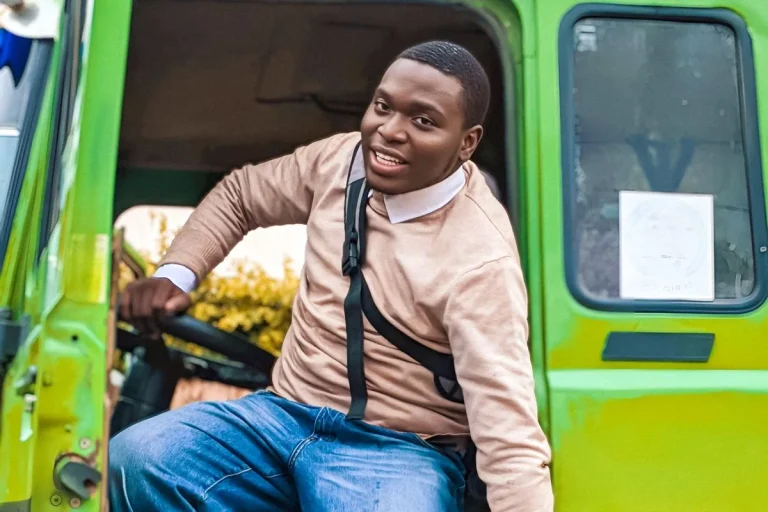 Chauffeur souriant à la portière de son camion